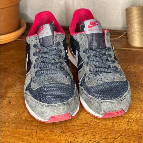 EUC - NIKE ‘Internationalist’ Sneaker (Women Size 7.5) - Picture 4 of 7